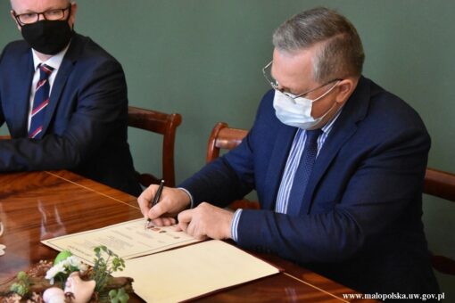 Podpis pod dokumentem potwierdzającym podjęcie wspólnych działań dla utworzenia nowej strażnicy w Wadowicach wraz z Jednostką Ratowniczo-Gaśniczą
