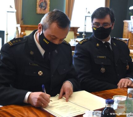 Podpis pod dokumentem potwierdzającym podjęcie wspólnych działań dla utworzenia nowej strażnicy w Wadowicach wraz z Jednostką Ratowniczo-Gaśniczą 