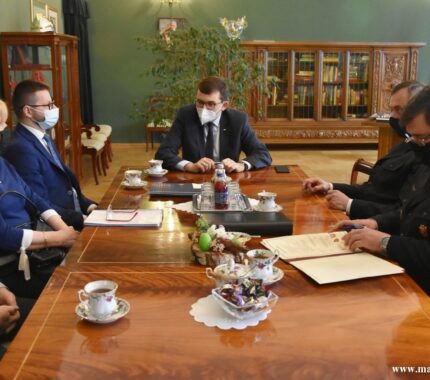 Podpis pod dokumentem potwierdzającym podjęcie wspólnych działań dla utworzenia nowej strażnicy w Wadowicach wraz z Jednostką Ratowniczo-Gaśniczą 