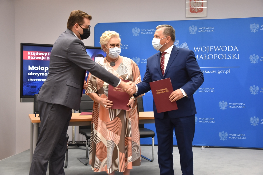 Rządowy Fundusz Rozwoju Dróg: wojewoda małopolski podpisał umowę z samorządowcami z Powiatu Wadowickiego