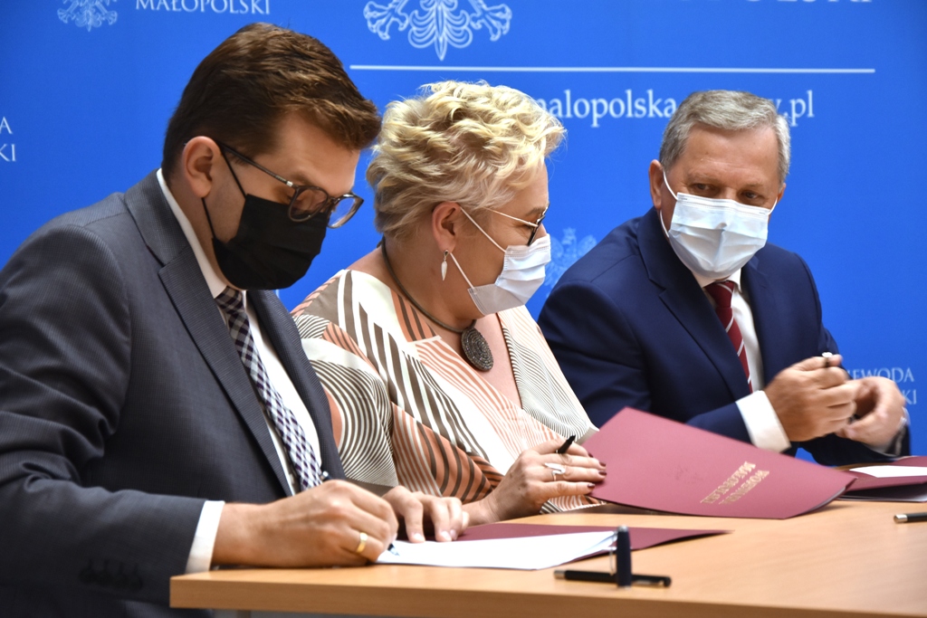 Rządowy Fundusz Rozwoju Dróg: wojewoda małopolski podpisał umowy na ponad 102 miliony złotych. Wśród inwestycji jest także zadanie Powiatu Wadowickiego