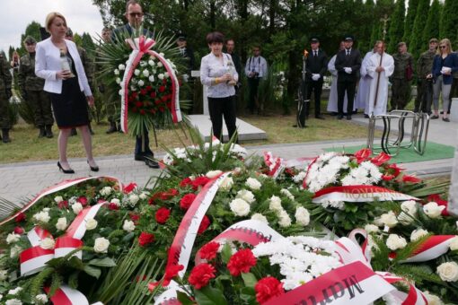 Delegacja powiatu wadowickiego składa kwiaty na grobie Wojciecha Stypuły "Bartka" - Zołnierza Wyklętego