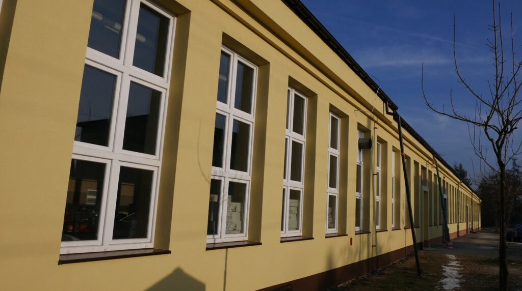 nowa elewacja warsztów szkolnych - CKZiU nr 2 w Wadowicach