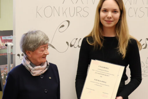Zofia Kowalska odbiera nagrody w konkursie o Laur Peryskopu