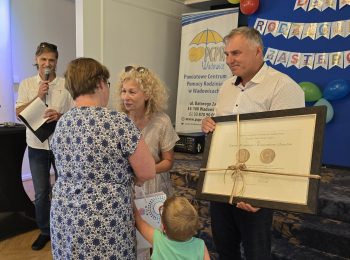 Podczas pikniku rodzin zastepczych wręczono nagrodę Polonia Minor dla jednej z rodzin z naszego regionu